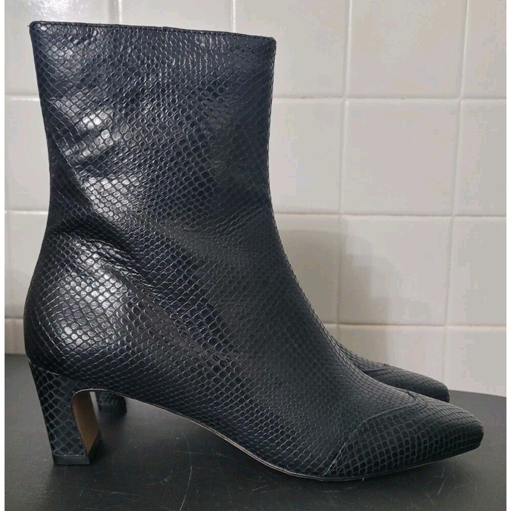 Dolce Vita Anika Boots 6 Onyx Embossed Leather Black Pointed Toe Ankle Booties